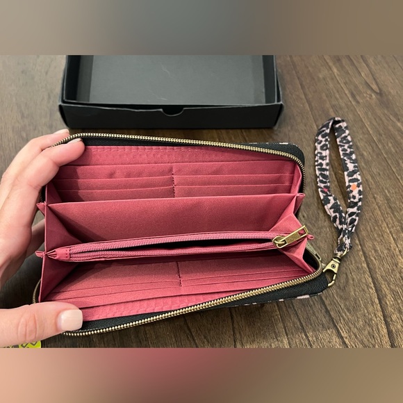 Travelon Wallet, Leopard Print - Picture 5 of 8